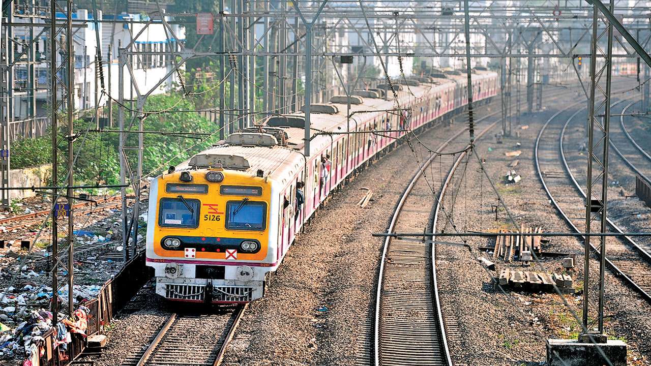 मुंबई में आज से पटरी पर लोकल ट्रेन, आवश्यक सेवाओं से जुड़े लोग कर सकेंगे यात्रा