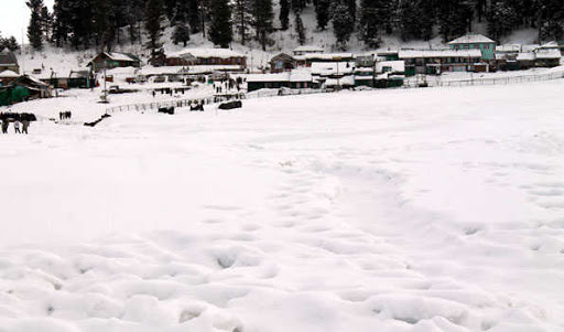 जम्मू कश्मीर के गुलमर्ग और अन्य ऊंचे स्थानों पर हुई बर्फबारी
